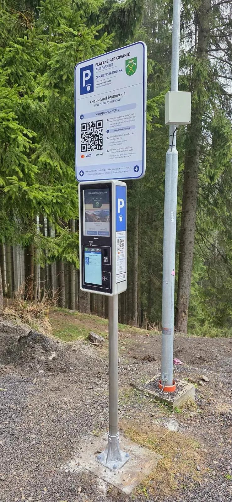 Parkovací automat s informačnou tabuľou