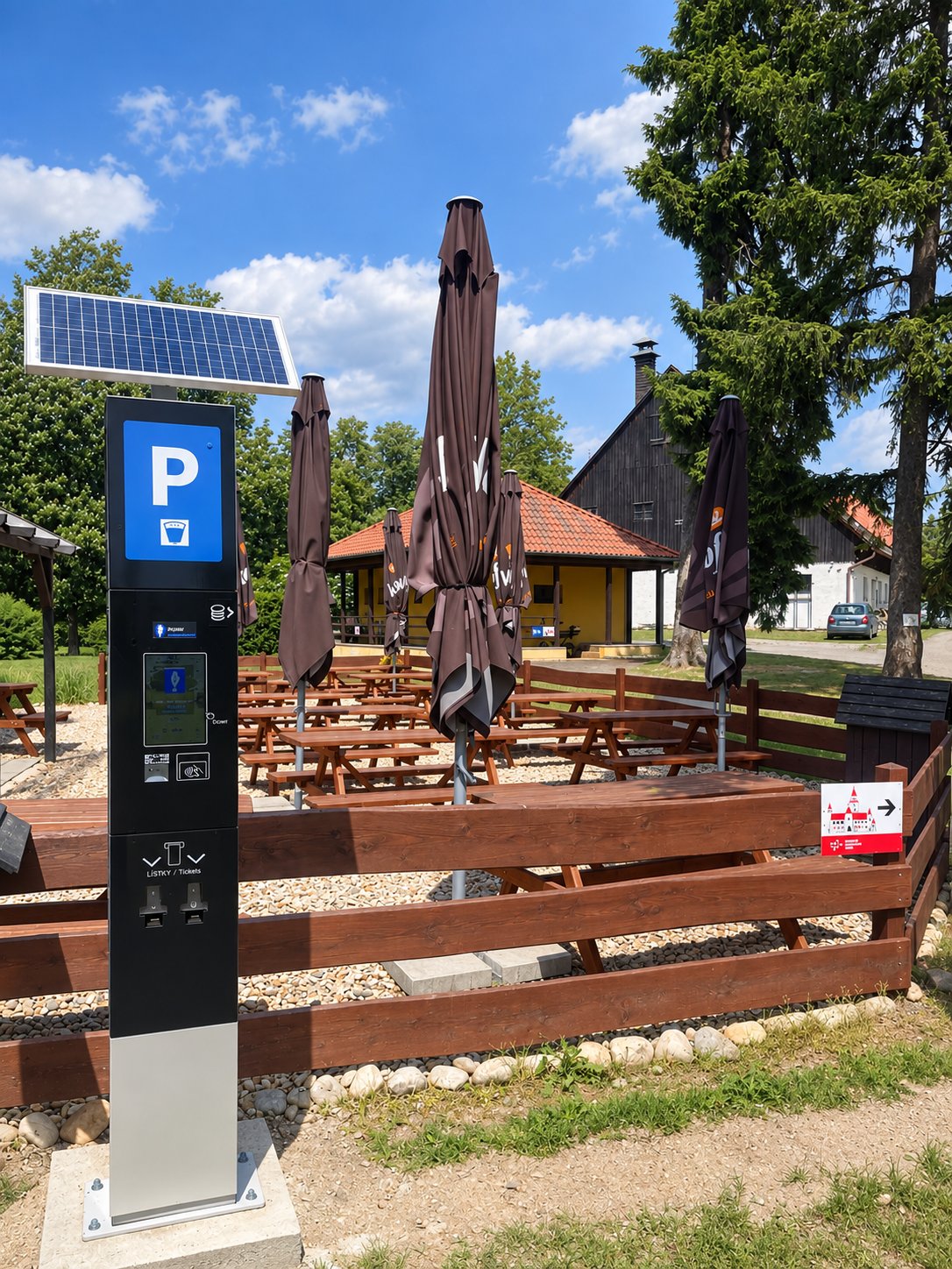 Parkovací terminál pri reštauračnej terase