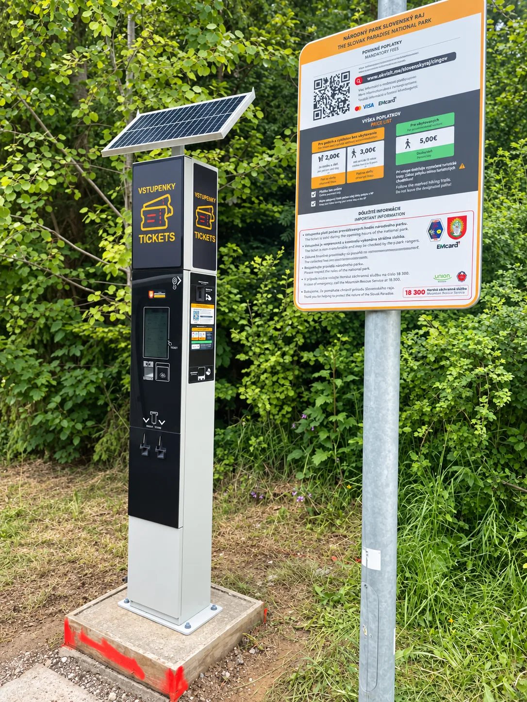 Vstupenkový automat so solárnym napájaním pri chodníku
